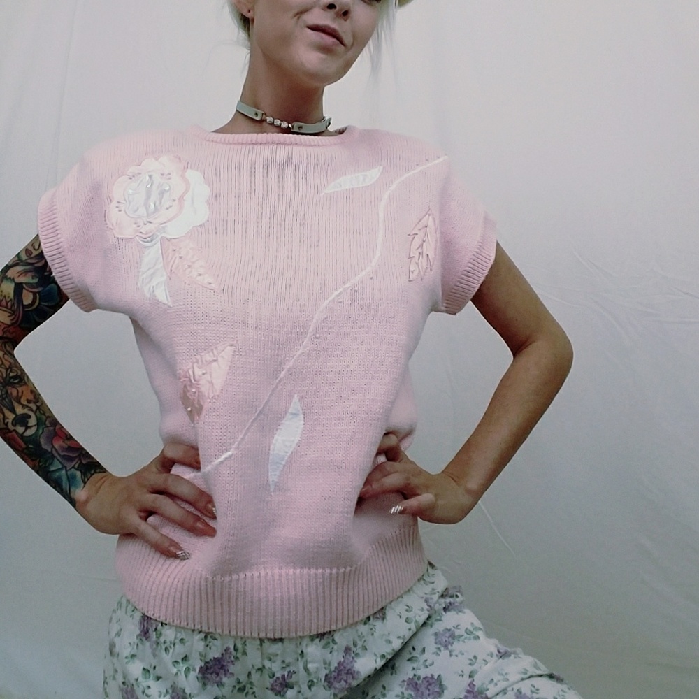 Vintage Pink Knit Top w/ Flower Embroidery